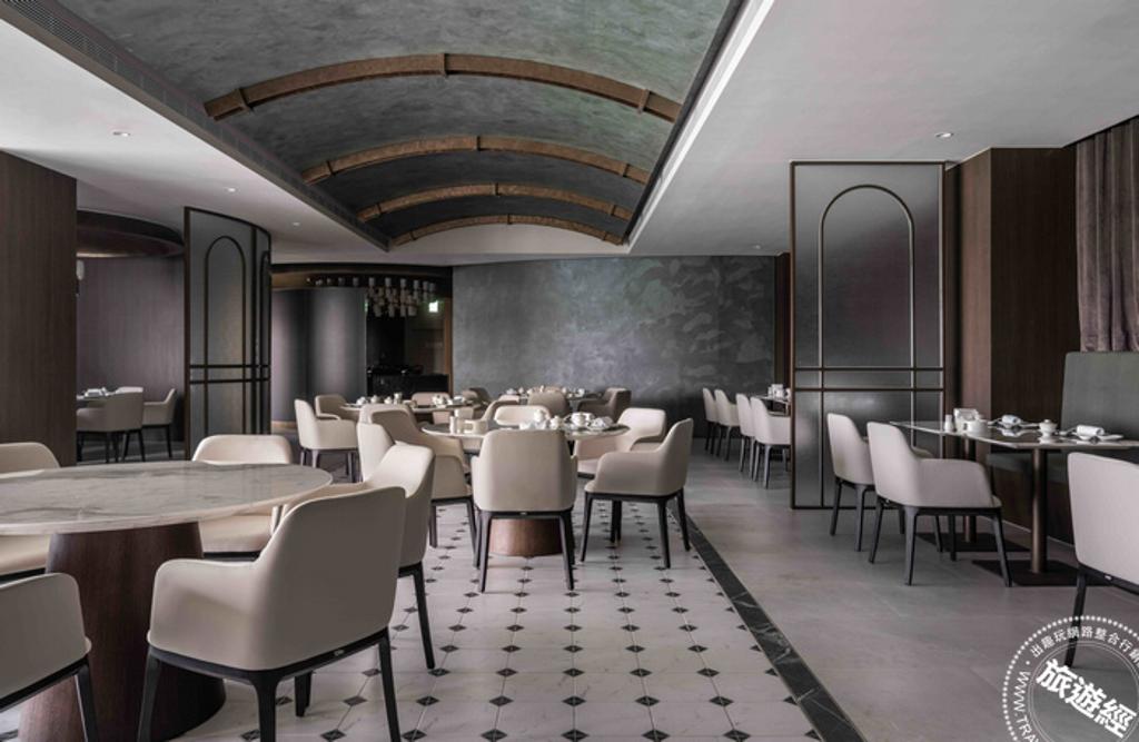 亞果薈中餐廳引進君品酒店五星級飯店特色小炒、砂鍋與粵式燒臘等料理，設有166席座位，包括了5間包廂，以及96席開放式座位區。