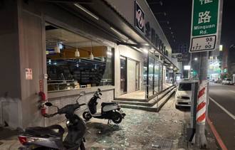 嘉市金財神大樓牆裂！全聯玻璃碎滿地 超商飲料倒一排