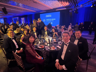 川普就職》這是柯志恩？「後背深V」震撼吸睛  女立委酒會盛裝一次看