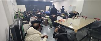 民宅暗藏天九牌賭場！桃園警攻堅破門  一舉逮70人