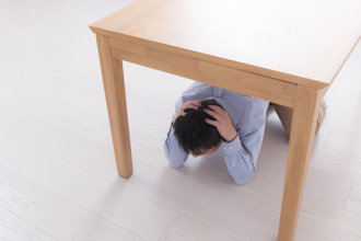 地震衝去開門超危險 在家裡、戶外怎麼躲 氣象署解答