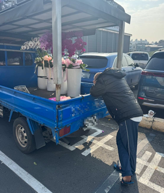 告別式場蘭花遭回收？惡劣店家「偷花」詭辯租賃 他曝真相打臉