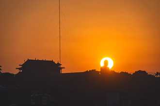 不是合成照！八卦山「大佛懸日」奇景引讚嘆 攝影師揭構思