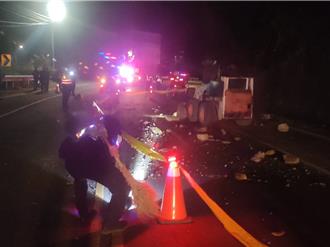 高雄六龜邊坡地震落石！64歲駕駛受困 警民合力排除危機