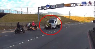 影》蘆洲死亡車禍 小貨車疑「闖紅燈」騎士遭迎面撞飛 影片曝