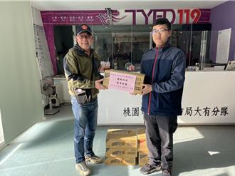 感謝消防員整年度的辛苦！ 桃園社區送泡麵物資