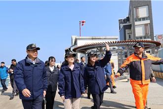 蕭美琴偕管碧玲赴澎湖慰勉海巡  還到虎井嶼「加菜」擼貓