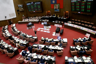 审预算挑灯夜战「她」睡着了？绿委代按表决器遭直击