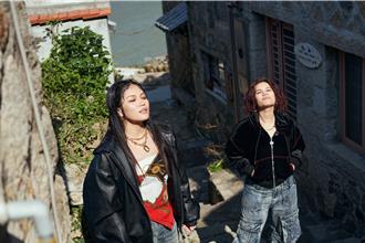 阿布絲馬祖拍MV讚美景如南法！體感溫度僅2度喝老酒取暖