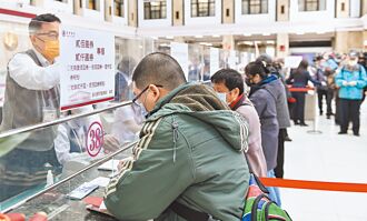 換新鈔首日 臺銀湧人潮