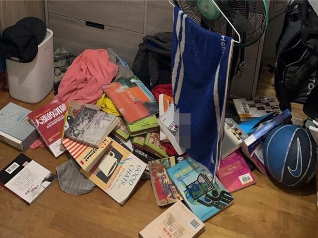 21日凌晨台湾南部发生规模6.4强震，高雄有民眾家中书本掉了一地。（民眾提供／郭良杰高雄传真）