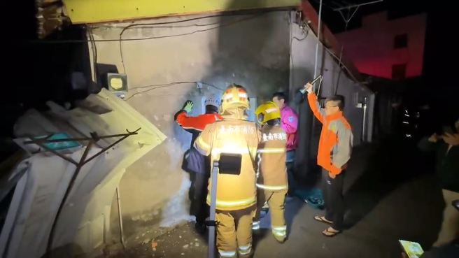 嘉义县今天凌晨0时17分发生规模6.4地震，图为台南楠西区传出民宅因地震倒塌，有3人受困。（读者提供）