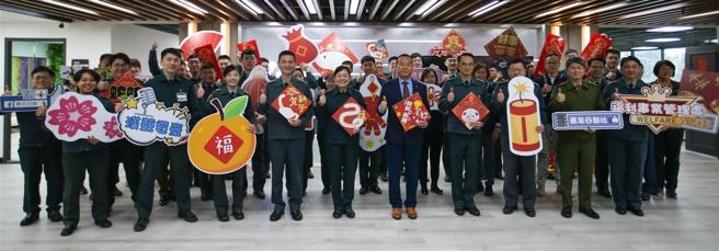  柏副部長與文化營區官兵代表合影。（軍聞社記者侯凱議攝）