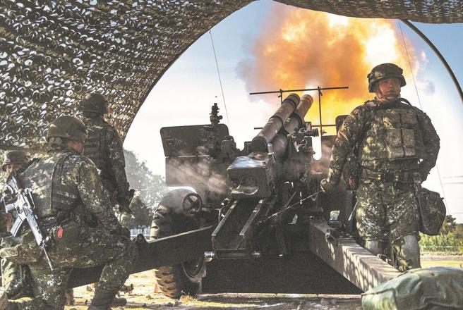 58炮指部炮2营实施营教练射击，官兵们通力合作，发挥团队默契，展现精实训练成果。（记者尤韵婷摄）