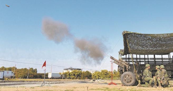 58炮指部炮2营实施营教练射击，官兵们通力合作，发挥团队默契，展现精实训练成果。（记者尤韵婷摄）