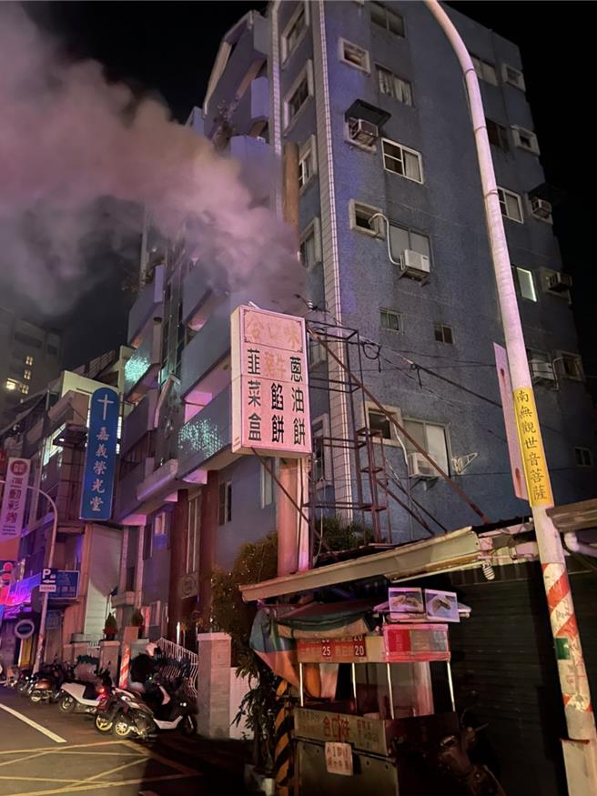 嘉义市新生路一处电线杆冒烟烧起来。（嘉市消防局提供／廖素慧嘉市传真）