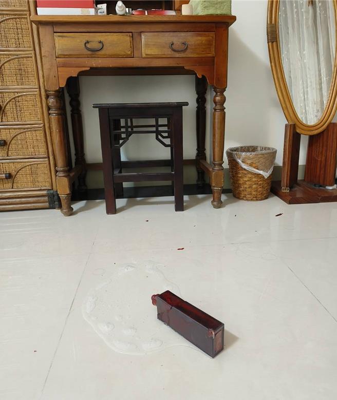 嘉义地牛大翻身，有民眾家里瓶罐震落打破了。（廖素慧摄）