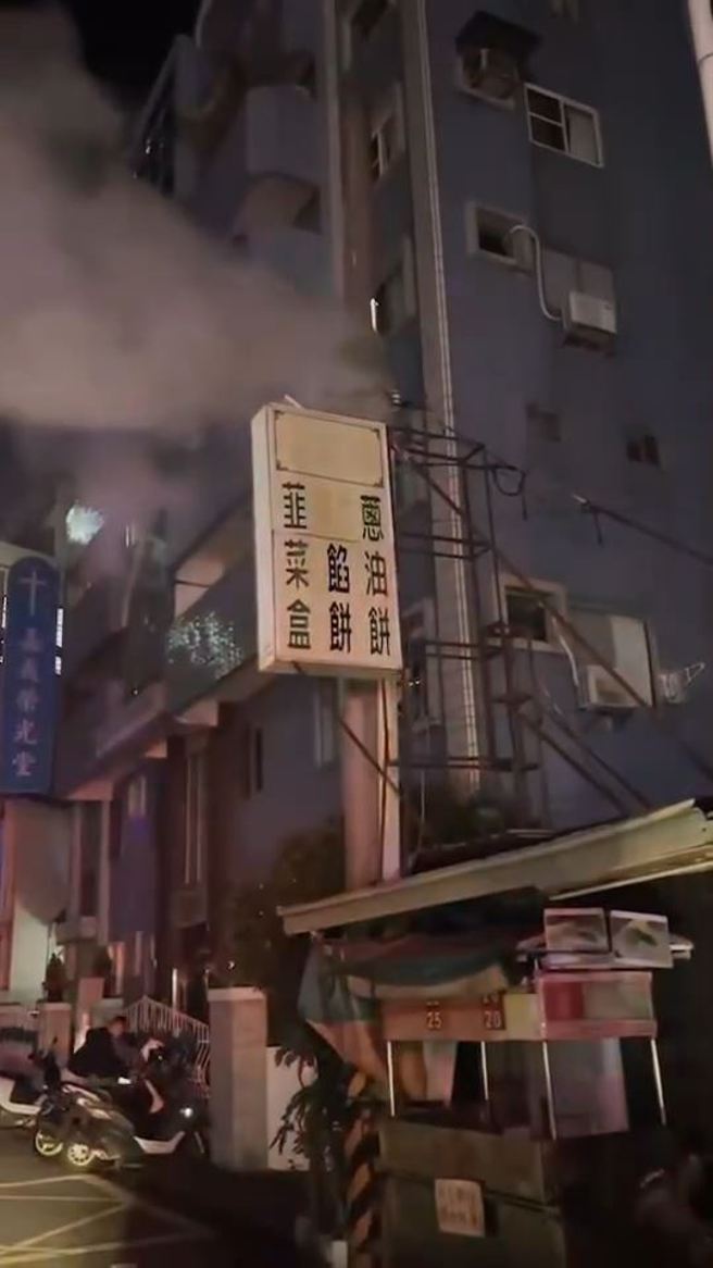 嘉義一間印刷廠在地震過後發生大火。（翻攝畫面)