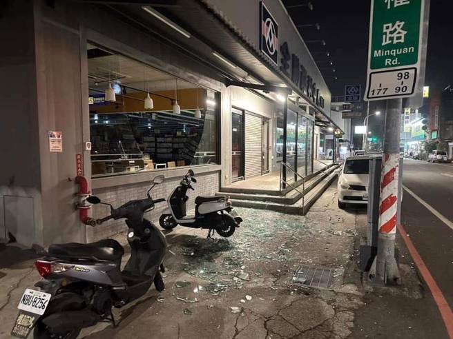 嘉义市民权路全联玻璃全震碎。（翻摄脸书／绿豆嘉义人）