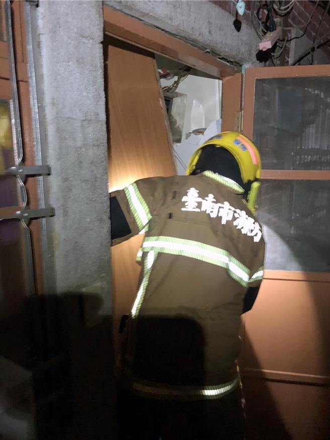 21日凌晨零点17分左右，嘉义县大埔乡发生芮氏规模6.4的强震，造成距离震灾不远的台南市楠西区平房倒塌3人受困，经台南市政府消防局派员抢救后，已于凌晨1点05分脱困后送治疗。（消防局提供／洪荣志台南传真）