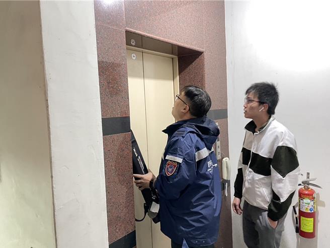 嘉义市消防局抢救受困电梯民眾脱困。（嘉义市消防局提供／廖素慧嘉市传真）