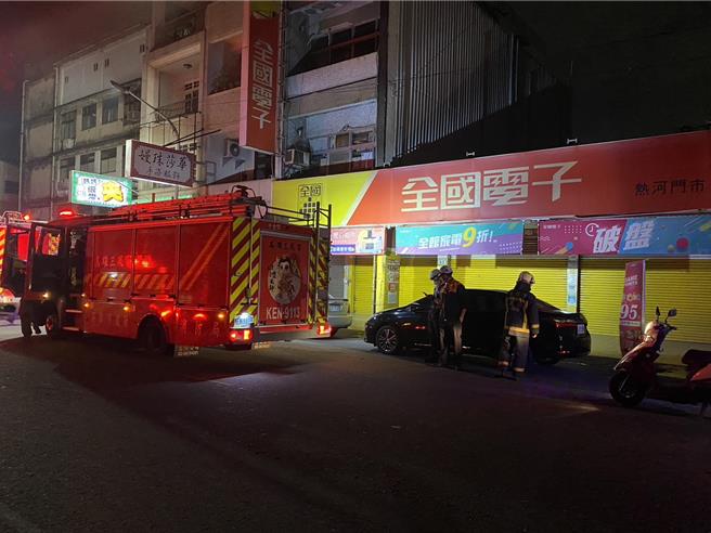 警消看到网传图片，前往三民区十全路、热河街周遭查看，未见房屋燃烧，反倒发现有店家水管破裂。（民眾提供／任义宇高雄传真）