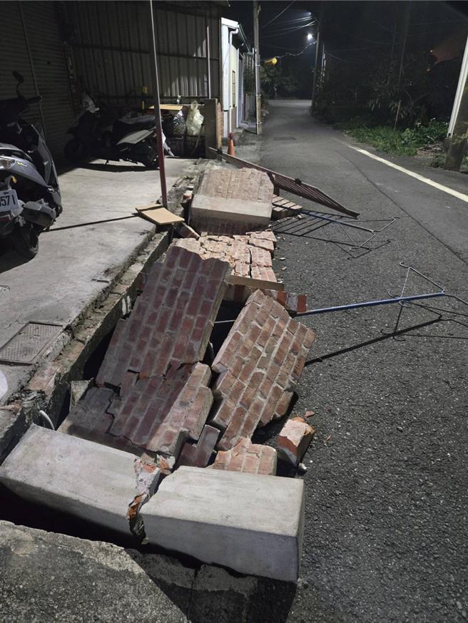 嘉义县大埔乡今（21）日凌晨0时17分发生规模6.4地震，后续余震不断，台南白河有民宅围墙倒塌，幸好当时未有人车经过。（白河区公所提供／张毓翎台南传真）