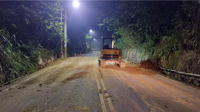 白河区172线沿线落石，警方呼吁驾驶人务必注意落石等临时障碍路况，且应暂时避免山区行车。（白河区公所提供／张毓翎台南传真）