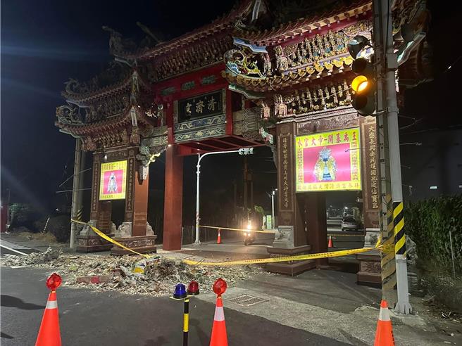 学甲区大湾清济宫传出庙宇牌楼的陶瓷瓦片掉落，警方已在现场围起封锁线，请路过民眾不要靠近。（摘自「我爱学甲。大北门区」脸书粉专）