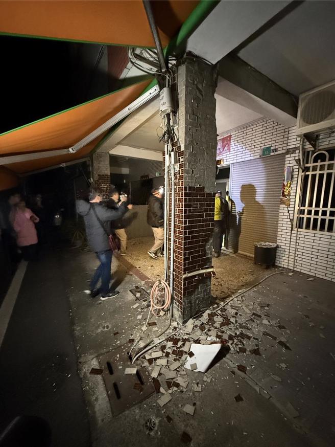 强震造成台南楠西区不少屋损，中兴路受灾最为严重。（宝智华摄）
