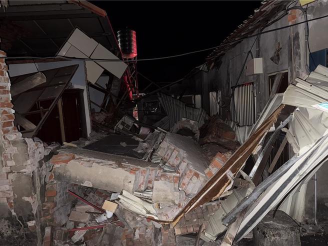 台南市楠西区因强震倒塌的民族路157巷民宅，原本受困的3人已被顺利救出无碍。（宝智华摄）