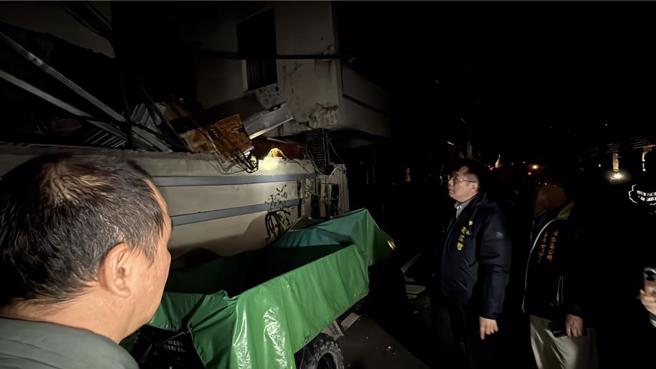 市长黄伟哲抵达灾区，看见严重受损的民宅，露出不敢置信的表情。（宝智华摄）