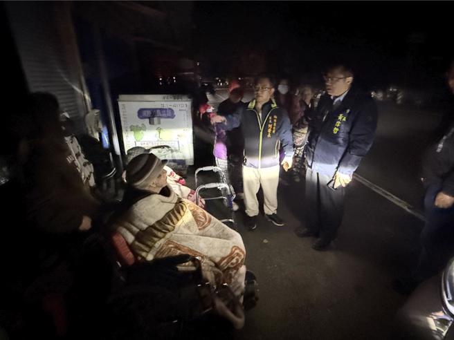 余震不断，楠西区灾民害怕不敢进屋，不少年长者欠缺保暖衣物，裹着单薄的毛毯在路边发抖。（宝智华摄）