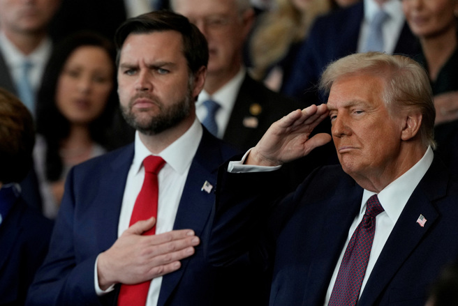 2025年1月20日，美國總統川普和副總統范斯在國會大廈就職典禮上聆聽馬基奧的演唱。（路透社）