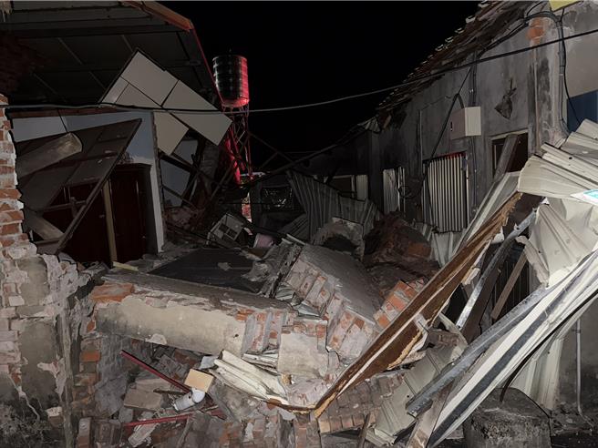 楠西區民族路157巷一間平房被震垮。 （寶智華攝）