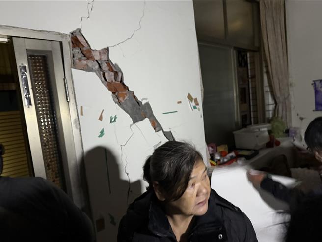 楠西區中興路63巷民宅嚴重龜裂。（寶智華攝）