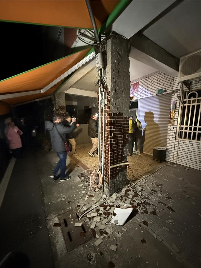 楠西區中興路63巷整排的透天厝民宅嚴重受損。（寶智華攝）