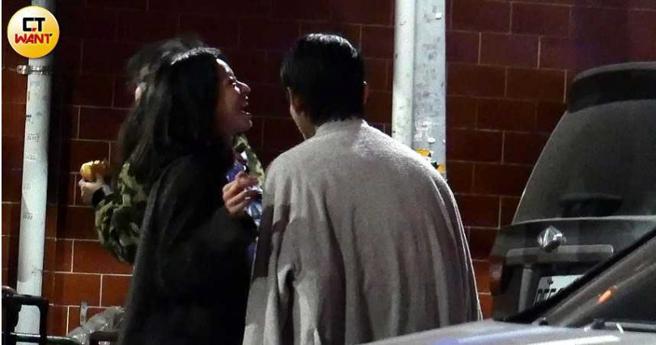 陳姸霏靠到耳邊，成功讓黃河歪縮了縮脖子。（圖／本刊攝影組）