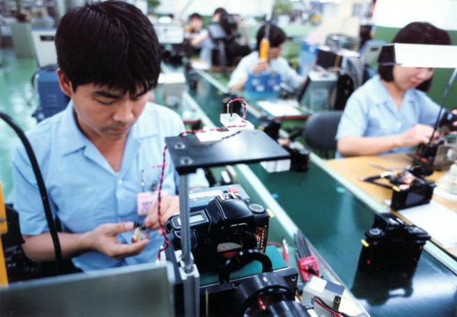 1992年10月台中加工出口区一厂内佳能工厂的照相机生产线。（图／报系资料照）