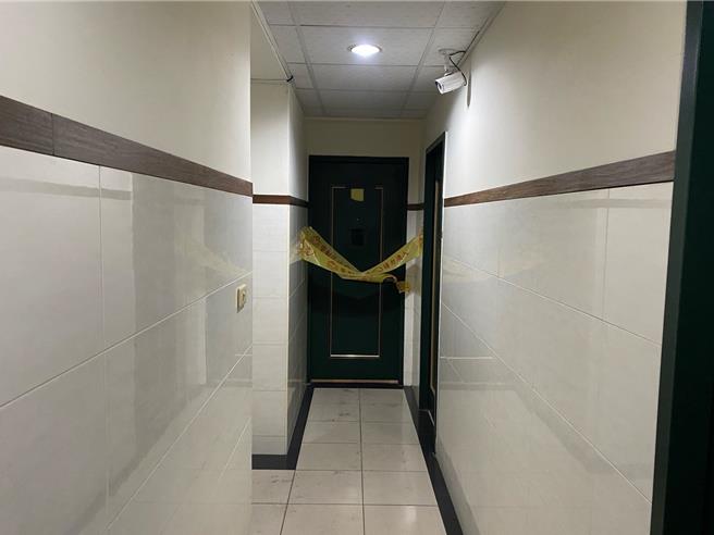 高雄楠梓警方於20日傳出命案，一名48歲洪姓男子在租屋處死亡，警方獲報到場調查。（翻攝照片／林瑞益高雄傳真）