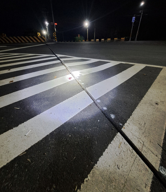 竹圍橋路面裂開。（翻攝玉井楠西新新聞臉書）