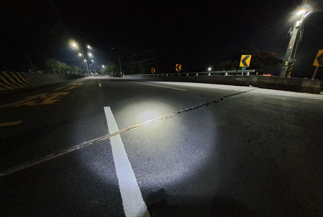 竹圍橋裂開，高低落差達5公分。（翻攝玉井楠西新新聞臉書）