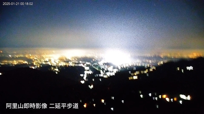 阿里山監視器畫面直播拍到市區方向出現強亮光。（圖／翻攝自「阿里山國家風景區管理處」YouTube）