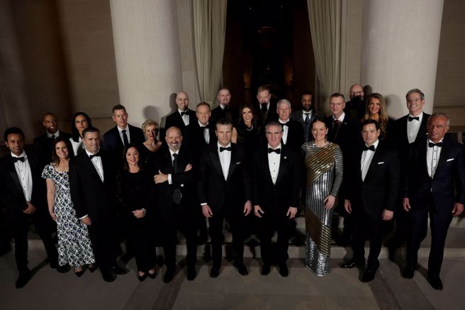 美国总统川普提名的内阁人选18日大合照。（路透）