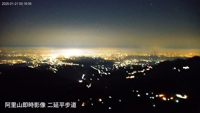 強光亮起後，市區出現大範圍斷電。（圖／翻攝自「阿里山國家風景區管理處」YouTube）