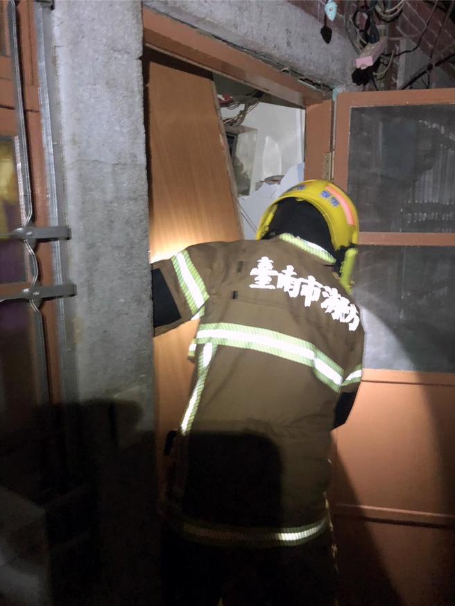 21日凌晨零點17分左右，嘉義縣大埔鄉發生芮氏規模6.4的強震，造成距離震災不遠的台南市楠西區平房倒塌3人受困，經台南市政府消防局派員搶救後，已於凌晨1點05分脫困後送治療。（消防局提供／洪榮志台南傳真）