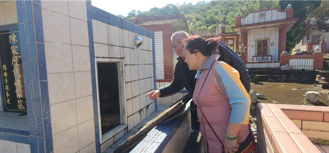 花蓮縣壽豐鄉月眉公墓近日傳出5處墓地墓門遭宵小竊取，鄉長曾淑懿（前）20日前往會堪，氣得大罵竊賊太過分，破壞祖先的安寧，應該要嚴逞。（壽豐鄉公所提供／羅亦晽花蓮傳真）