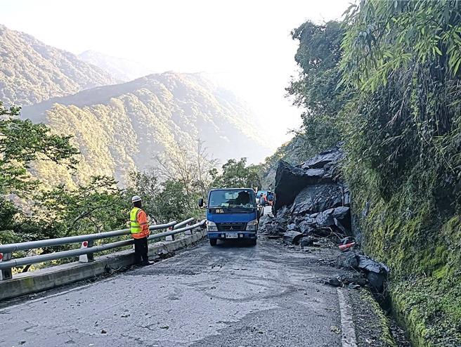 南横公路利稻路段因地震影响，发生边坡坍方，目前已抢通单线道，优先提供利稻村民通行。（关山工务段提供／萧嘉蕙台东传真）