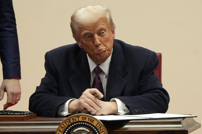 川普一上任，就疯狂签署行政命令。（图／美联社）