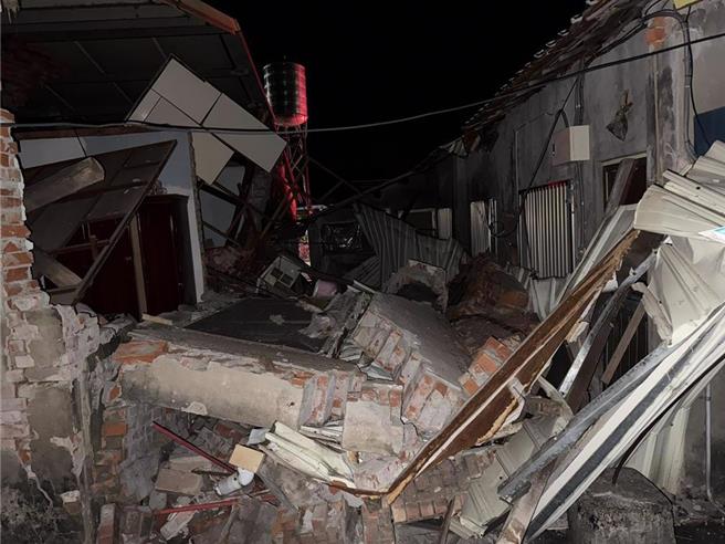 嘉义县大埔乡21日凌晨发生规模6.4极浅层地震，造成逾3万户停电，台电表示凌晨4点10分前已全数修復。（图／宝智华摄）